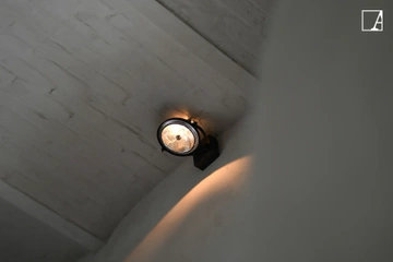 Lampa kierunkowa Authentage Centonze na kwadratowej podstawie