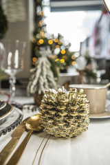 ŚWIECZNIK SZYSZKA SERAFINA - ZŁOTY - 9 x 8 CM - LENE BJERRE - MY HONEY HOME