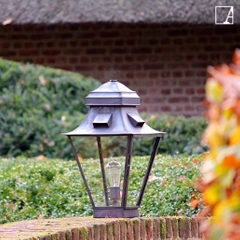 Słupek oświetleniowy Authentage Gracieuze przycisk na płycie mały