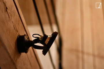 Lampa kierunkowa Authentage Centonze na okrągłej podstawie